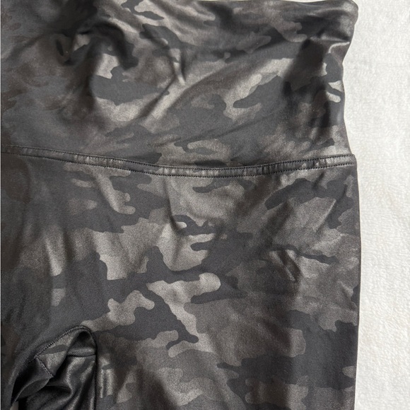 SPANX Black‎ Camo Leggings - Size XL - Picture 4 of 8
